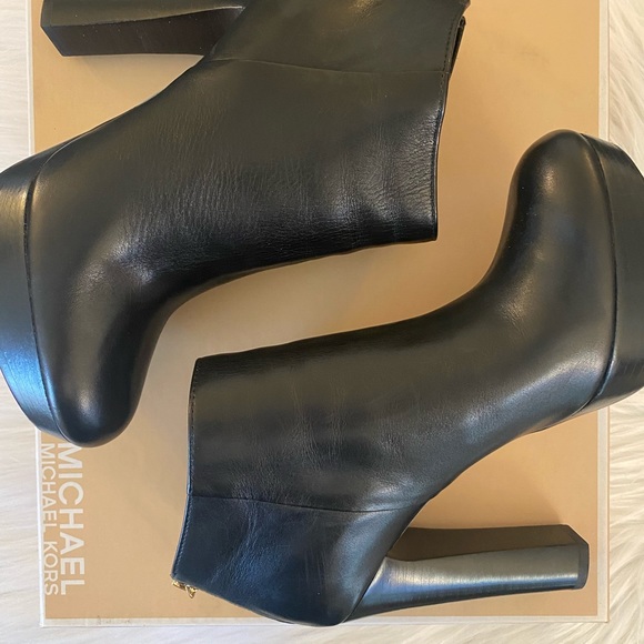 MICHAEL KORS • “LESLY” • Genuine Leather Booties in Black • Size 8 - Picture 4 of 9
